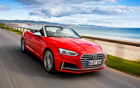 Красный автомобиль Audi S5 Cabriolet, 2017 на скорости