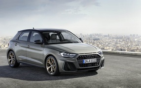 Серебристый автомобиль Audi A1 Sportback, 2019