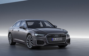 Серебристый автомобиль Audi A6 на сером фоне