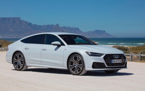 Белый автомобиль  Audi A7, 2019 года