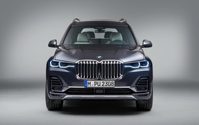Автомобиль BMW X7  2018 года на сером фоне вид спереди