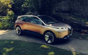 Внедорожник BMW Vision INEXT на дороге 