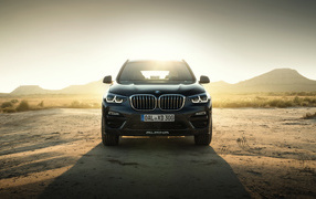Черный стильный автомобиль BMW Alpina XD3 Allrad, 2018 на фоне солнца