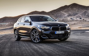 Черный стильный BMW X2, 2018 на фоне гор