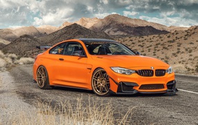 Новый автомобиль Ferrada Sema Orange BMW M4 на фоне гор