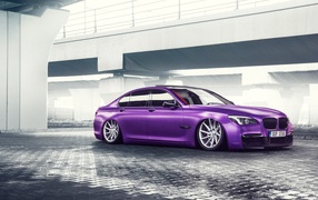 Фиолетовый автомобиль BMW 7 Series