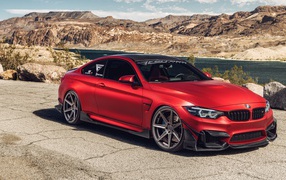 Красный спортивный автомобиль Ferrada Red Matte BMW M4