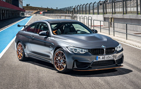 Серебристый автомобиль BMW M4 GTS