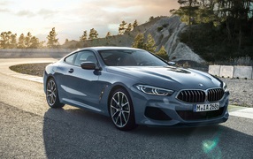 Серебристый автомобиль BMW M850i XDrive 2018