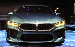 Серебристый автомобиль BMW M8 Gran Coupe, вид спереди