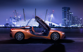 Спортивный автомобиль BMW I8 Roadster, 2018 с открытыми дверями
