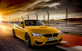 Желтый быстрый автомобиль кабриолет Bmw M4 Cabriolet 2018