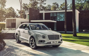 Стильный автомобиль Bentley Bentayga у дома