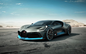 Суперкар Bugatti Divo, 2019 года на фоне голубого неба