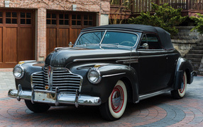 Черный ретроавтомобиль Buick Special Convertible 1941 года