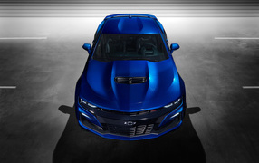 Синий автомобиль Chevrolet Camaro SS, 2018 года