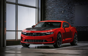 Красный автомобиль Chevrolet Camaro RS 1LE, 2018 года
