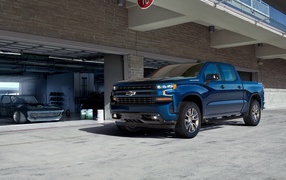 Синий автомобиль пикап Chevrolet Silverado RST, 2018