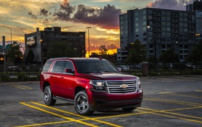 Красный внедорожник Chevrolet Tahoe на парковке