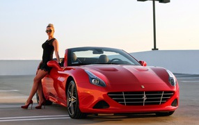 Красивая девушка у красного кабриолета Ferrari California