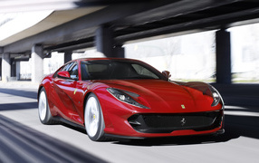 Красный быстрый автомобиль Ferrari 812 Superfast 2018 
