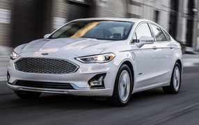 Новый белый автомобиль Ford Reveals 2019 года в городе