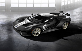 Серебристый спортивный автомобиль Ford GT 66 Heritage