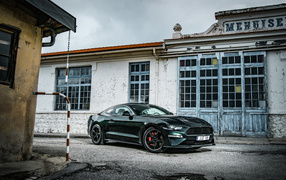 Автомобиль Ford Mustang Bullitt, 2018 года на старой улице