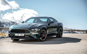 Автомобиль Ford Mustang Bullitt на фоне неба 