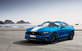 Быстрый автомобиль Ford Mustang EcoBoost, 2019 года