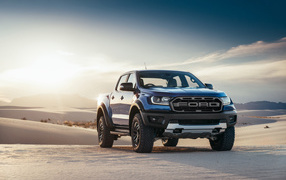 Синий пикап Ford Raptor, 2019 года на песке