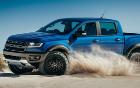 Синий пикап Ford Raptor, 2019 едет по песку