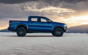Автомобиль Ford Ranger Raptor, 2019 на фоне красивого неба