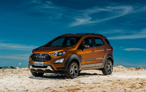Внедорожник Ford EcoSport, 2018 на фоне красивого голубого неба
