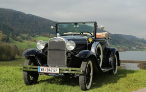 Старый черный ретро автомобиль Ford Model A 1930 года