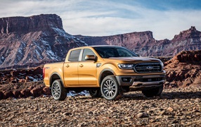 Пикап Ford Ranger FX4, 2019 на фоне гор