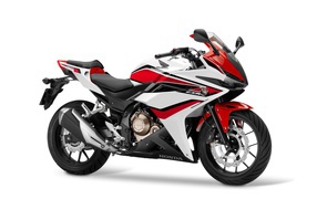 Мотоцикл Honda CBR500R на белом фоне