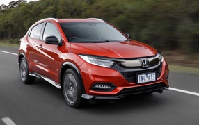 Красный автомобиль Honda HR-V RS 2019 года на трассе