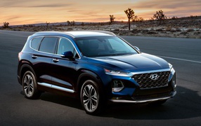 Черный внедорожник Hyundai Santa Fe 2019