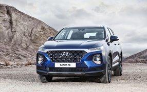 Синий внедорожник Hyundai Santa Fe, 2019 года