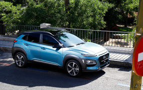 Голубой внедорожник Hyundai Kona