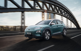 Электрический внедорожник Hyundai Kona, 2018 на трассе