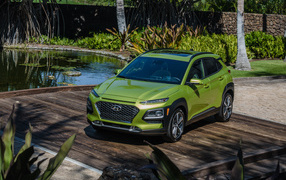 Салатовый автомобиль Hyundai Kona у воды