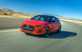 Красный автомобиль Hyundai Veloster Turbo, 2019 на трассе