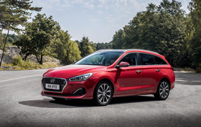 Красный автомобиль Hyundai i30 Tourer, 2018 года