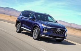 Внедорожник Hyundai Santa Fe, 2019 на трассе