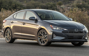 Серебристый автомобиль Hyundai Elantra, 2019