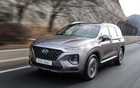 Серебристый автомобиль Hyundai Santa Fe, 2019 на трассе