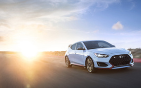 Белый автомобиль Hyundai Veloster N 2, 2019 на фоне солнца