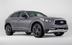 Серебристый автомобиль Infiniti QX70 на сером фоне